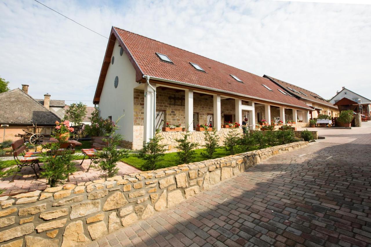 Bakony-Cinca Vendeghaz Hotel Szentgal Exterior photo